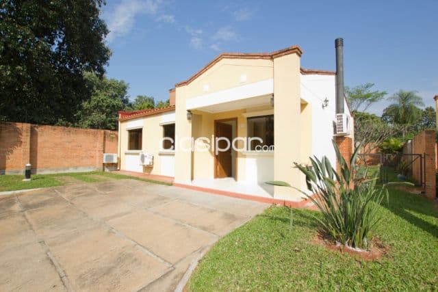 Casa en Luque zona conmebol en condominio cod 4994