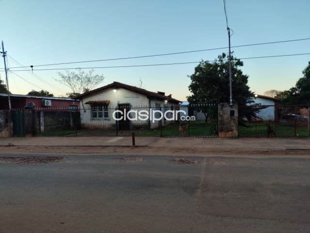 Casa en San Lorenzo en esquina sobre asfalto 390 mtrs cuadrados