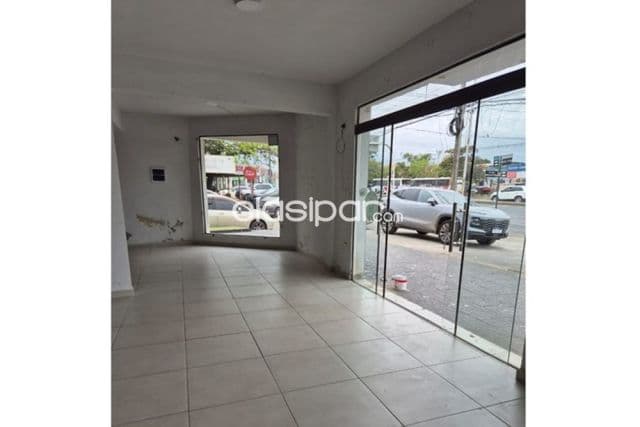Espacioso local comercial en loma pytá