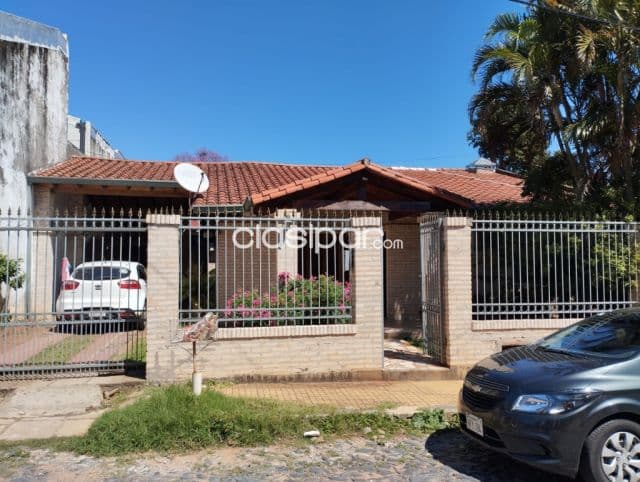 casa ubicada a dos cuadras de la Avda. Fernando de la Mora - Barrio Pinozá
