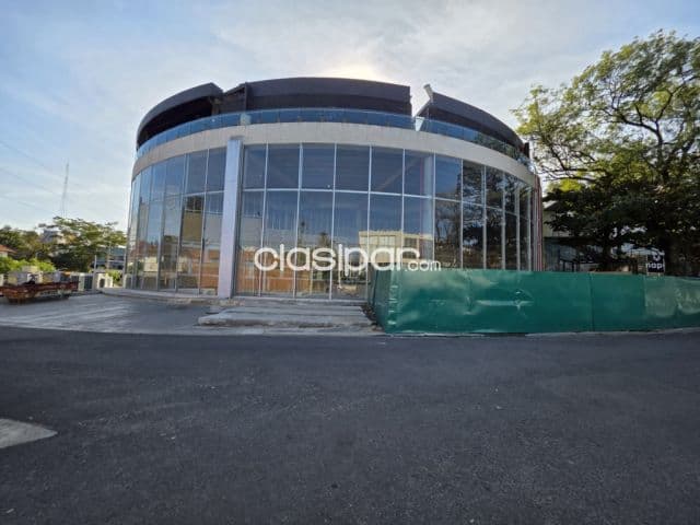 Imponente local comercial de 750 m2 en paseo los árboles, Villa Morra