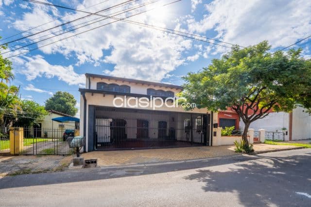 AMPLIA CASA EN SAJONIA- zona defensores del chaco — foto 1