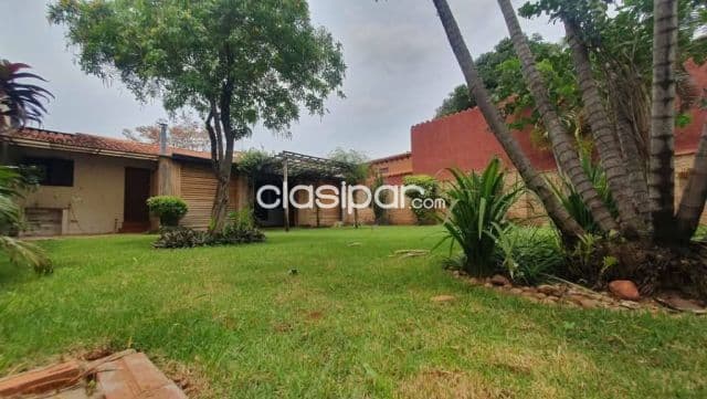 Amplia casa con jardin