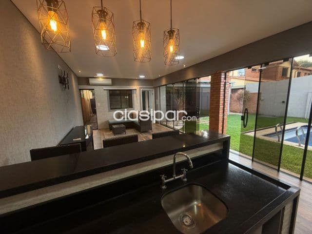 En venta casa reformada en Condominio Boulevard Loma alta, rodeado de un jardín arbolado