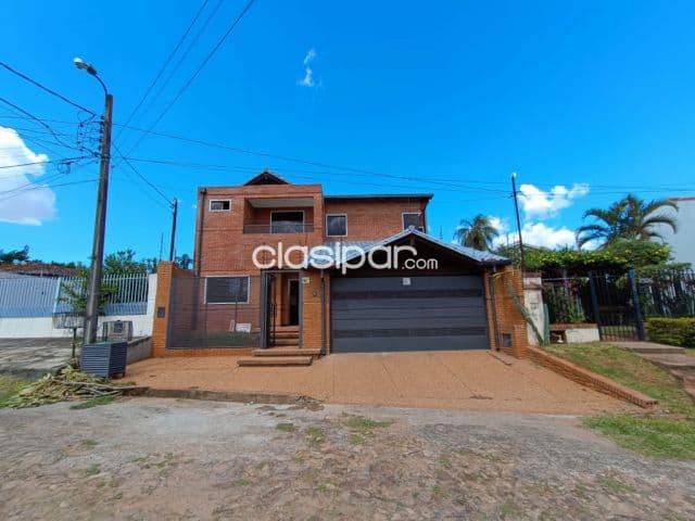 Amplia residencia con piscina de 4 dormitorios en venta, lambare, foto 1