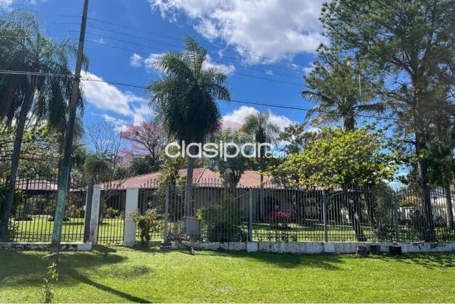 Hermosa residencia enfrente al lago ypacarai con playa propia