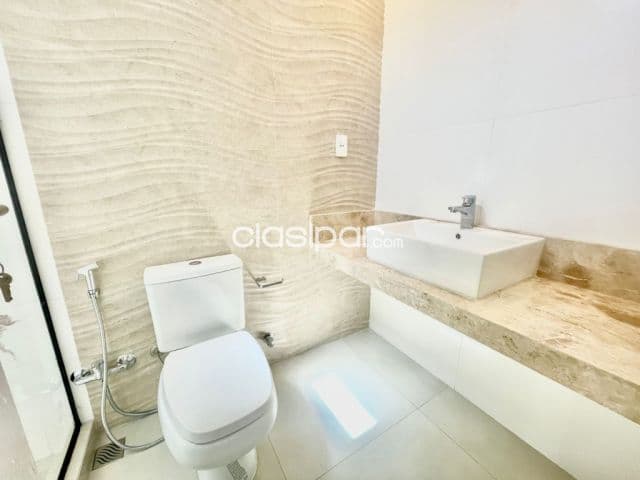 Duplex a estrenar en loma pyta de tres dormit. Con piscina