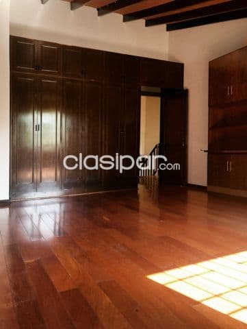 Casa en venta en barrio Mburucuya de 4 dorm