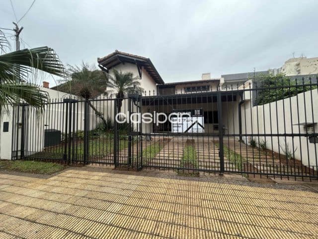 Los laureles: Bella residencia, 3 suites, escritorio, jardín, piscina, 9.450.000 usd