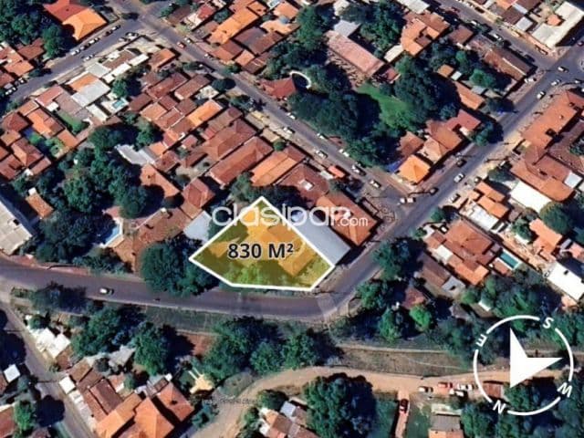 Amplio terreno de 830 m2 con casa a refaccionar, en centro de Luque