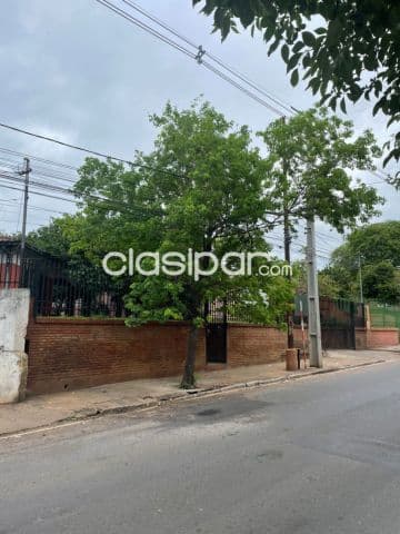 Amplia propiedad sobre avda gral santos frente al hospital de ips
