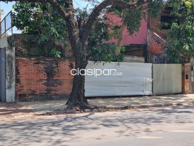 TERRENO SOBRE VENEZUELA (con construcción a demoler)