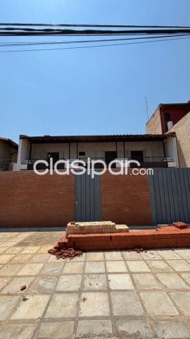 Amplia casa de 2 pisos – zona parque de la salud