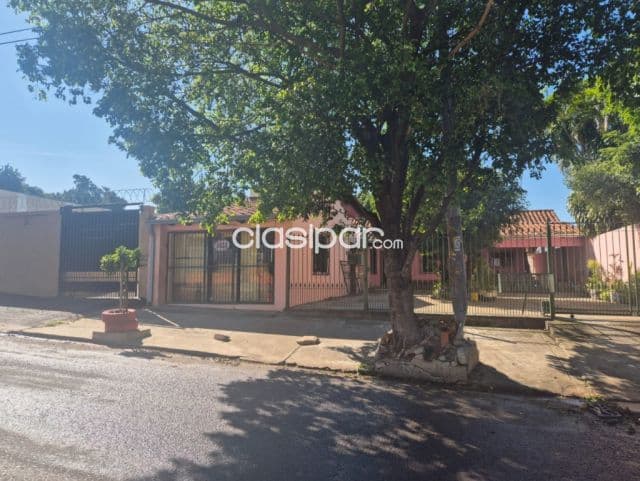 En venta espaciosa casa con local comercial en zona de la terminal de buses de Asunciòn