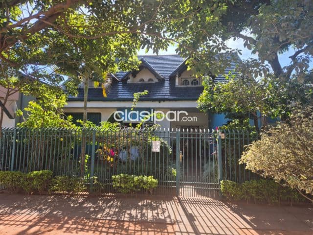 En venta amplia casa con importante fachada en la zona de Avelino Martìnez, San Lorenzo