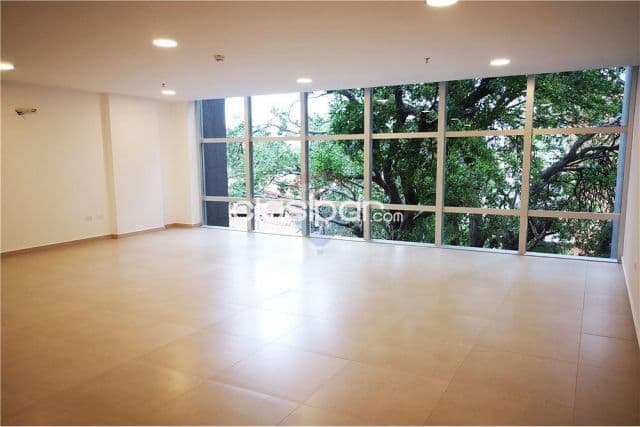 Oficina en imponente edificio, ideal para invertir