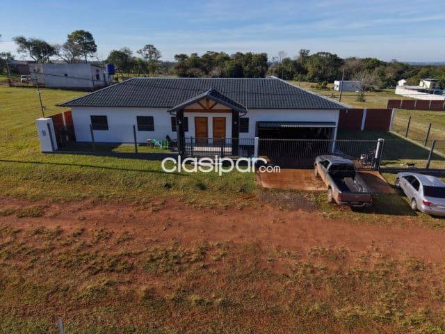 Casa en esquina en el barrio las delicias de Encarnación: 3 habitaciones y 1 baño