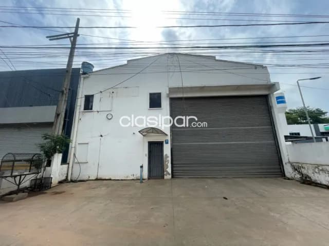 Luque, prox. Centro: 434m2 + oficinas, ubicación y conexiones en puerta, 8.000.000 gs — foto 3