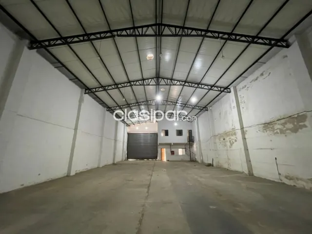 Luque, prox. Centro: 434m2 + oficinas, ubicación y conexiones en puerta, 8.000.000 gs — foto 4