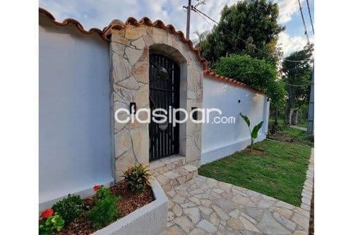 Casa en esquina en San Bernardino barrio colón