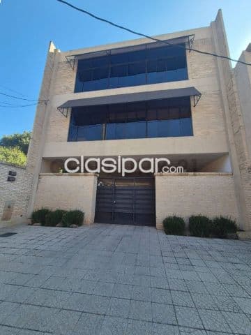 Edificio de oficinas en barrio vista alegre