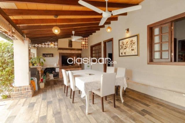 Casa en barrio pettirosi, Asunción
