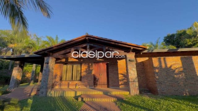 Amplio terreno con casa de 3 dormitorios y piscina en areguá - patiño