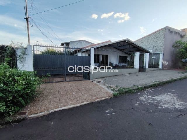 Casa en el barrio ipvu, zona canal 7 de Encarnación: 3 habitaciones y 4 baños, foto 1
