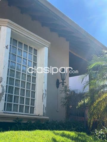 Amplia residencia en venta en barrio mcal. López, detrás del león condou