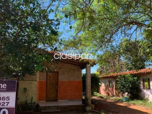 En venta terreno con casa a refraccionar en Villa Elisa.🤩 7753