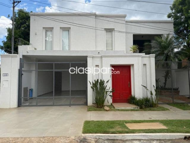 Amplia residencia 5 dormitorios en barrio mburucuya