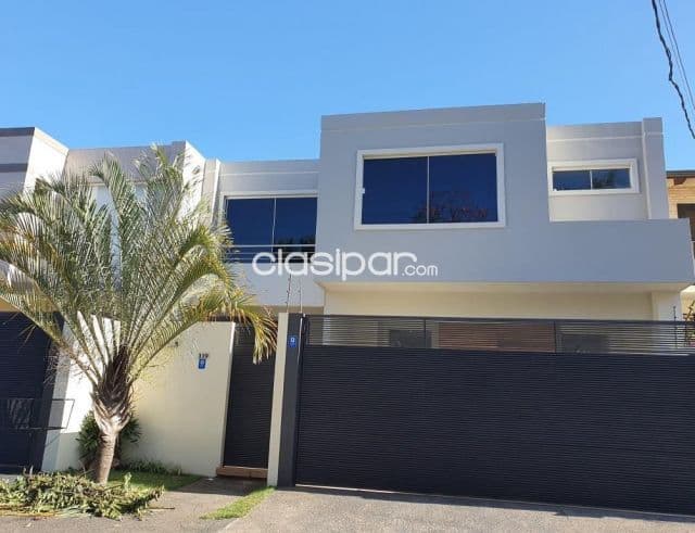 Prox. Shop. Del sol: Elegante residencia amoblada, quincho, jardín, piscina, 18.000.000 gs