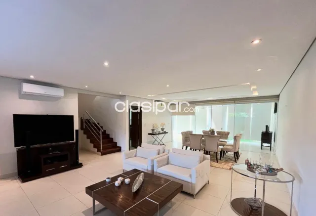 Prox. Shop. Del sol: Elegante residencia amoblada, quincho, jardín, piscina, 18.000.000 gs — foto 3