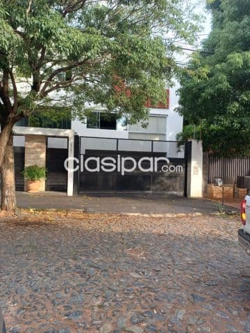 Los laureles: Elegante casa pareada, 3 niveles, impecable estilo, parrilla, jardín