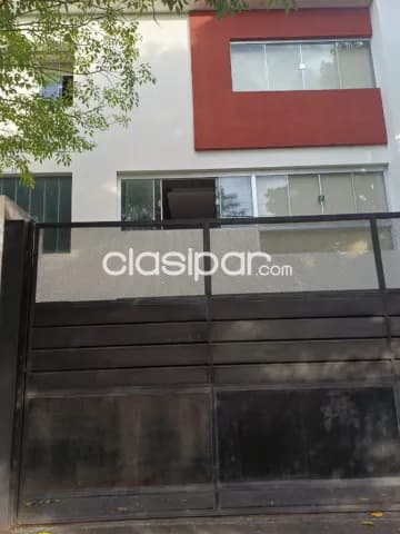 Los laureles: Elegante casa pareada, 3 niveles, impecable estilo, parrilla, jardín — foto 3