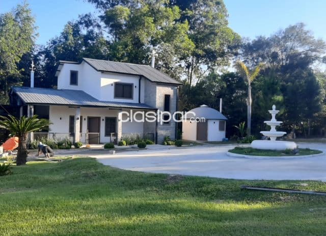 En venta exclusiva residencia con 57.100 m2. De terreno, en altos, depto. De cordillera