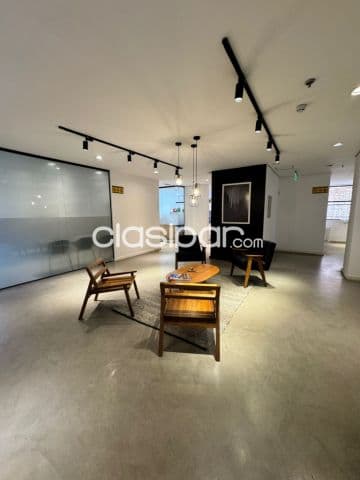 Oficina amoblada de 80 m2 en zona eje corporativo