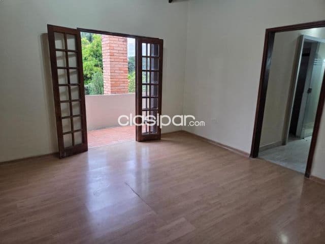 Casa sólida en alquiler zona Av Aviadores del Chaco