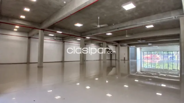 Salón premium en alquiler sobre Av principal - Luque, foto 3