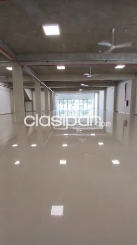 Salón premium en alquiler sobre Av principal - Luque, foto 4