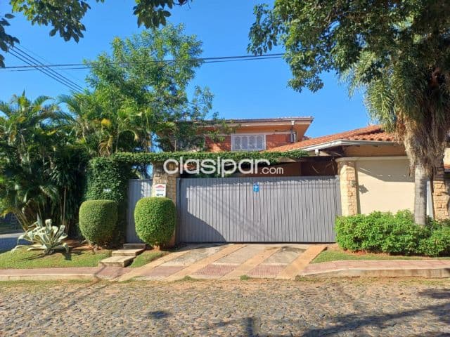 En venta chalet en esquina – Barrio Mburucuyá