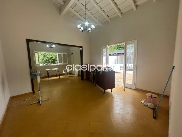 Oferta de amplia residencia de 5 dormitorios + área de servicio + patio en barrio Recoleta — foto 2