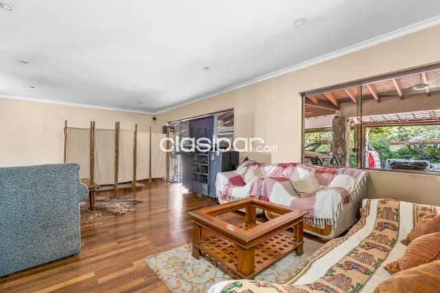 Residencia en esquina sobre molas lopez barrio mburucuya, foto 5