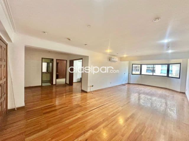 En Alquiler Amplio Departamento de 2 Habitaciones con Área de Servicio - B° Las Mercedes