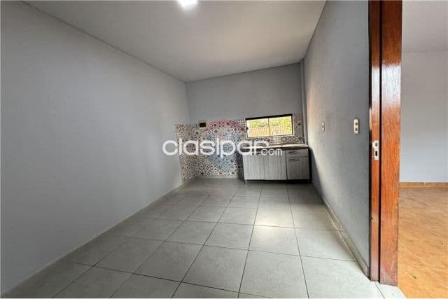 Casa en esquina- lambare barrio palomar - lambare