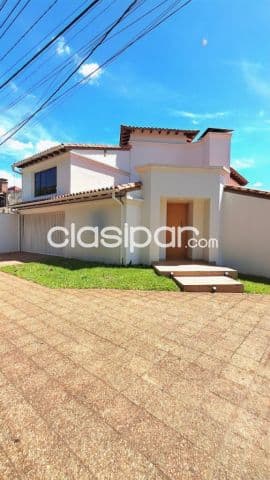 Residencia en esquina sobre doble lote – San Cristóbal
