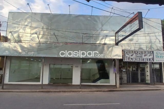 Salón comercial de 2 pisos y 374 m2 en el centro de San Lorenzo