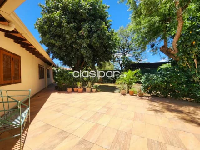 Casa toda en una planta con hermoso jardin- barrio Las Mercedes cod 6387 — foto 2