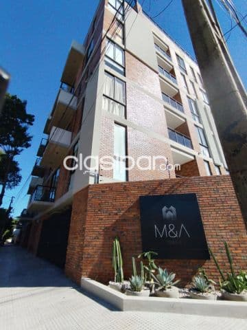 *en alquiler - amplio y moderno departamento en sajonia cod 4350