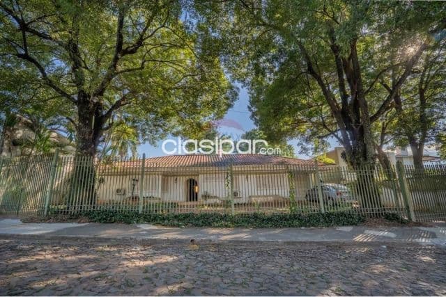 Amplia residencia para refaccionar de 1055 m2 en el barrio Mariscal Estigarribia